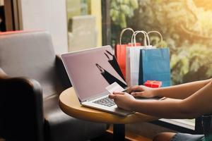 mulheres usando laptop para fazer compras on-line e ganhar pontos para o site. foto