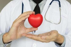 médico segurando coração com conceito de saúde médica. foto