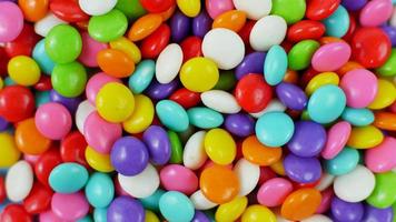 bolas de doces doces coloridos sobre fundo azul pastel. cor da moda para papel de parede ou plano de fundo