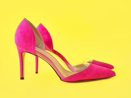 elegantes sapatos de salto alto rosa em fundo amarelo. sapatos, moda, estilo, compras, conceito de venda foto