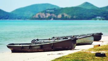 barcos na praia do mar da praia de toei ngam na tailândia - imagem foto