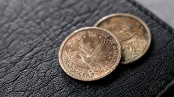 velhas moedas de dólar americano close-up foto