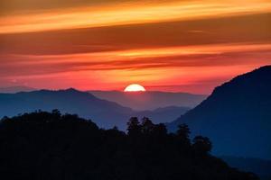 lindo brilho do pôr do sol na montanha foto