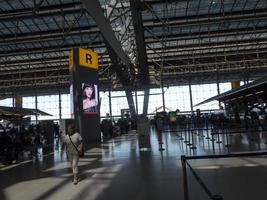 suvarnabhumi bangkok thailand31 outubro 2018no aeroporto os passageiros estão caminhando para diferentes áreas do aeroporto. o aeroporto suvarnabhumi é o principal aeroporto da tailândia. 0n bangkok tailândia. foto