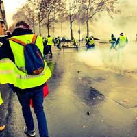 manifestantes durante um protesto em coletes amarelos foto