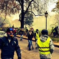 manifestantes durante um protesto em coletes amarelos foto