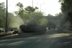 Tanque de veículo do exército militar nos trilhos com barril após a guerra vitoriosa