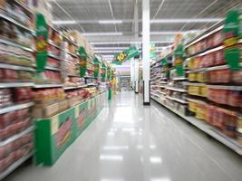 compras no supermercado, loja na tailândia, tempo de estilo livre embaçado para foco suave foto