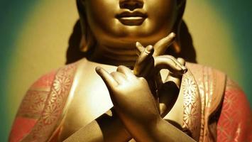 estátua de Buda. escultura budista. imagens de Buda chinês foto