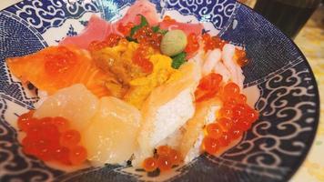 Feche imagens de tigela de arroz de frutos do mar japonês ou kaisendon sashimi donburi. foto