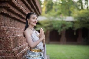 mulher linda com vestido tailandês típico foto