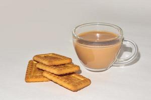 conceito de café da manhã. xícara de chá e biscoito em fundo branco. foto