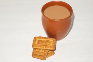 conceito de café da manhã. xícara de chá e biscoito em fundo branco. foto