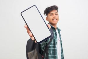 jovem estudante universitário indiano mostrando a tela do smartphone em fundo branco. foto