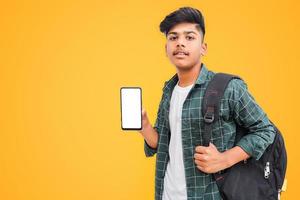 jovem estudante universitário indiano mostrando a tela do smartphone em fundo branco. foto