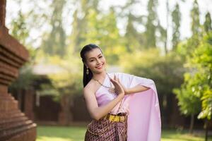 mulher linda com vestido tailandês típico foto