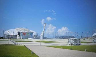 sochi, rússia - 10 de junho de 2014 - parque olímpico com pessoas andando pelos pontos turísticos. foto