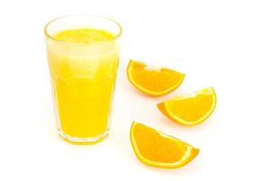 suco de laranja fresco com polpa, comida saudável. foto