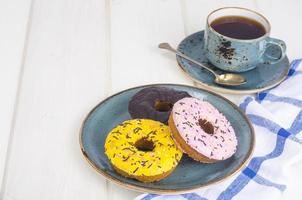 rosquinhas frescas, chá quente para o almoço. foto