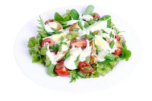 prato branco com salada de legumes com ovo e maionese, isolado. foto