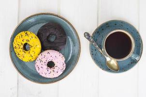 rosquinhas frescas, chá quente para o almoço. foto