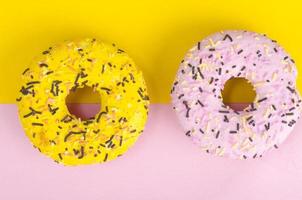 doces saborosos donuts com glacê colorido. foto