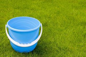 baldes de jardim de plástico colorido no fundo da grama verde foto