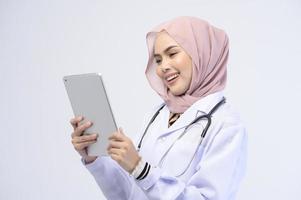 médica muçulmana com hijab sobre estúdio de fundo branco. foto