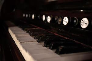 velho belo piano foto