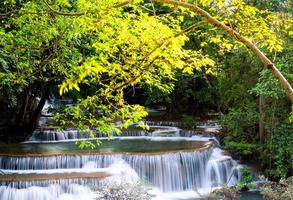 bela cachoeira na floresta do parque nacional na cachoeira huai mae khamin, kanchanaburi tailândia foto