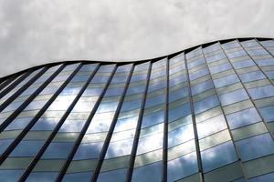 vigas de aço de arquitetura moderna que revestem a fachada de vidro do edifício comercial foto