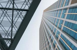 vigas de aço de arquitetura moderna que revestem a fachada de vidro do edifício comercial foto