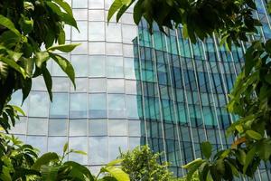 vigas de aço de arquitetura moderna que revestem a fachada de vidro do edifício comercial foto