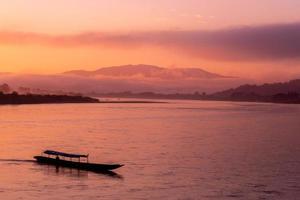 os marinheiros no estilo de vida da manhã do rio foto