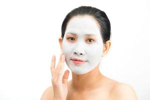máscara facial de argila jovem descascando natural com máscara purificadora no rosto no fundo branco foto