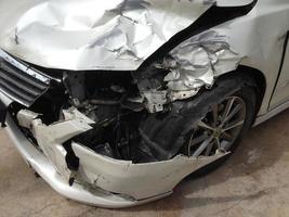 acidente de acidente de carro em automóveis danificados de rua após uma colisão