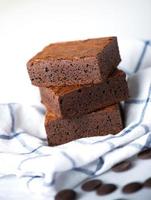 close-up brownie de chocolate doce na toalha de mesa foto