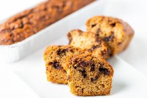 delicioso bolo de banana com chocolate no fundo branco. foco seletivo foto