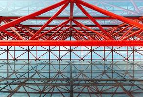 a estrutura de aço vermelha abstrata urbana do prédio de escritórios foto