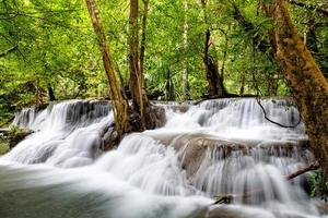 bela cachoeira na floresta do parque nacional na cachoeira huai mae khamin, kanchanaburi tailândia foto
