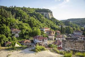 melnik, bulgária - 1 de junho de 2018, rua típica e casas antigas na cidade histórica de melnik, região de blagoevgrad, bulgária. foto