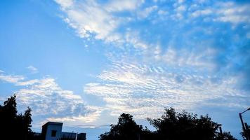 foto panorâmica de uma bela paisagem de nuvens contra o céu azul