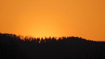 pôr do sol laranja nas montanhas. paisagem de montanha mística foto