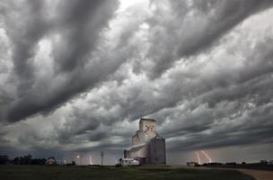 nuvens de tempestade saskatchewan foto