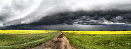 nuvens de tempestade saskatchewan foto