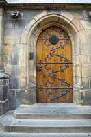 uma antiga porta medieval em um edifício histórico. foto