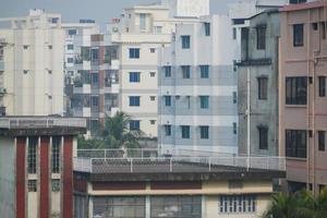 vista de alto ângulo dos edifícios residenciais e financeiros da cidade de dhaka em um dia ensolarado foto