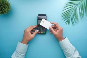 conceito de pagamento sem contato com jovem pagando com cartão de crédito foto