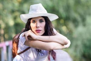 mulher com mochila em pé na ponte rural. foto