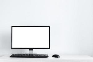 maquete de um computador desktop moderno mostra uma tela em branco na mesa foto